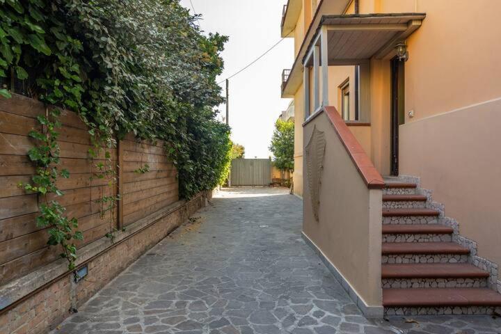 Appartamento Fronte Mare Con Parcheggio Privato Pescara Exterior photo